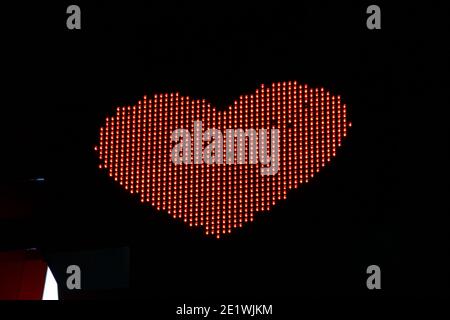 Leuchtendes Pixel rotes Herz von LED-Lampen auf schwarzem Hintergrund. Rotes Herz Symbol für Romantik, Liebe, Gesundheit, Medizin, Selbstversorgung Stock Foto mit leerem Raum Stockfoto