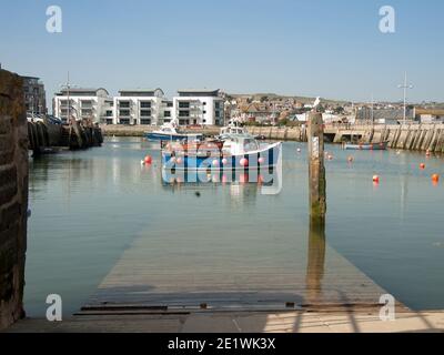 BRIDPORT, DEVON, Großbritannien - 19. MÄRZ 2009: Fischerboot im wesat Bay Harbor Stockfoto