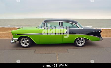 Classic Green and Black Chevrolet Belair American Automobile an der Strandpromenade geparkt. Stockfoto