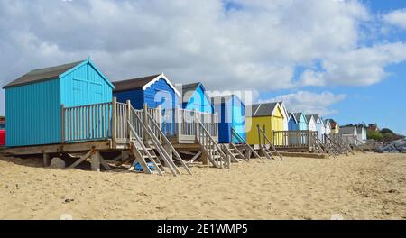 Bunte Strandhütten am Felixstowe Beach Stockfoto