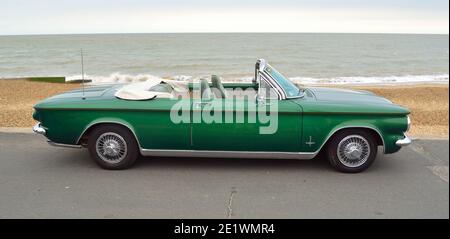 Chevrolet Corvair Cabriolet Classic American Heckmotor Auto geparkt an der Strandpromenade mit dem Meer im Hintergrund. Stockfoto