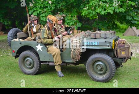 War 2 Jeep mit Männern als Weltkrieg gekleidet 2 amerikanischen Soldaten. Stockfoto