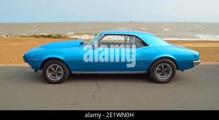 Classic Blue Pontiac Firebird Auto an der Strandpromenade geparkt. Stockfoto