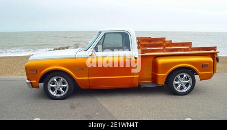 Classic Gold und weiß Pickup-LKW an der Strandpromenade mit Meer im Hintergrund Stockfoto