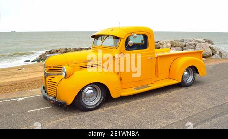 Classic Yellow Dodge Pickup-Truck an der Strandpromenade mit Meer Im Hintergrund Stockfoto