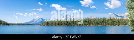 Grant Teton National Park, zerklüftete Berggipfel am Jackson Lake, Panorama Stockfoto