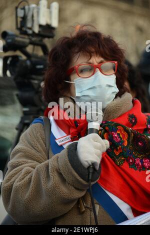 Paris, Frankreich. Januar 2021. Laurence Cohen, Senatorin der Kommunistischen Partei Frankreichs, hält ihre Rede während des Marsches zu Ehren von Sakine Cansiz, Fidan Dogan und Leyla Soylemez, drei kurdischen Aktivisten, die im Januar 2013 in Paris, Frankreich, am 09. Januar 2021 ermordet wurden. Demonstranten prangern die Straffreiheit für diese Verbrechen und ihren Sponsor an, so der türkische Präsident Erdogan. Foto von Karim Ait Adjedjou/Avenir Pictures/ABACAPRESS.COM Quelle: Abaca Press/Alamy Live News Stockfoto