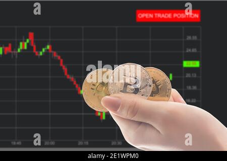 Hand halten Splitter Bitcoins und New Virtual Money Konzept und Konzept für das finanzielle Wachstum im Hintergrund der Grafik Stockfoto