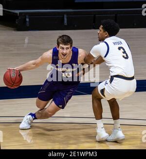 Berkeley, CA, USA, 09. Januar 2021. A. Washington Huskies Wache Erik Stevenson (10) fährt in den Korb während NCAA Männer Basketball Spiel zwischen Washington Huskies und California Golden Bears 78-84 verloren im Hass Pavilion Berkeley Calif. Thurman James/CSM/Alamy Live News Stockfoto