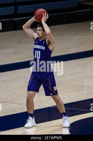 Berkeley, CA, USA, 09. Januar 2021. A. Washington Huskies Wache Erik Stevenson (10) schaut, um den Ball während NCAA Männer Basketball-Spiel zwischen Washington Huskies und California Golden Bears 78-84 verloren im Hass Pavilion Berkeley Calif. Thurman James / CSM / Alamy Live News Stockfoto