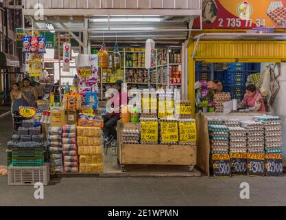 Anbieter verkaufen verschiedene Arten von Produkten auf dem Zentralmarkt La Vega in Santiago, Chile Stockfoto