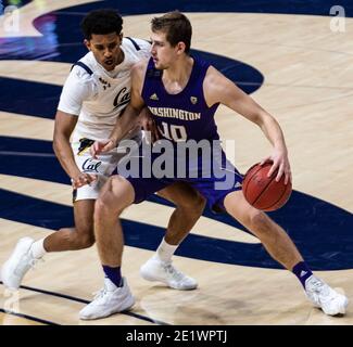 Berkeley, CA, USA, 09. Januar 2021. A. Washington Huskies Wache Erik Stevenson (10) fährt in den Korb während NCAA Männer Basketball Spiel zwischen Washington Huskies und California Golden Bears 78-84 verloren im Hass Pavilion Berkeley Calif. Thurman James/CSM/Alamy Live News Stockfoto