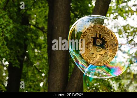 Bitcoin Münze in EINER Seifenblase. Konzept Der Instabilität Der Kryptowährung. Stockfoto