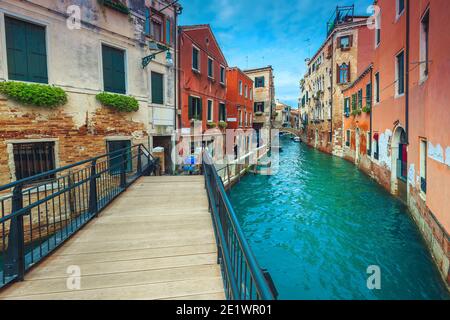 Schmaler Wasserkanal mit Brücken und bunten alten Gebäuden. Großartige Reise- und Touristendestination, Venedig, Italien, Europa Stockfoto