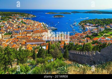 Herrliche Aussicht vom Spanjola Festungsgarten mit Hafen von Hvar und grünen Inseln im Hintergrund, Insel Hvar, Dalmatien, Kroatien, Europa Stockfoto