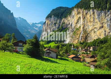 Atemberaubende Sommer alpine Orte mit tiefen Tal und Wasserfällen. Lauterbrunnental und berühmter Ferienort, Berner Oberland, Schweiz, Europa Stockfoto