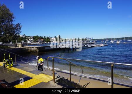 Horizont Blick auf den Hafen von Sydney von Watsons Bay Baths Stockfoto