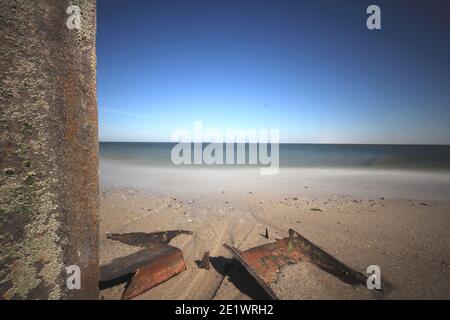 Rostige Teile am Wasser Stockfoto