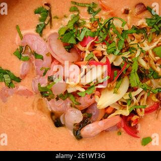 Makrofoto von Gemüsecremesuppe mit Garnelen auf Holz Hintergrund Stockfoto