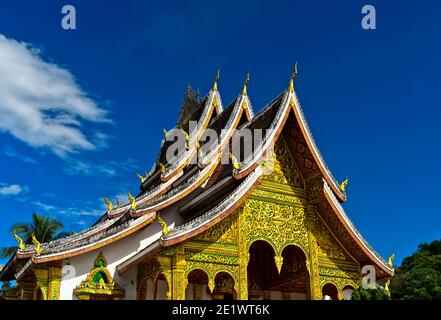 Mehrstufiges Dach im thailändischen Stil, geschmückt mit stilisierten Naga-Finials an den Enden des Daches, Haw Pha Bang Tempel, Luang Prabang, Laos Stockfoto