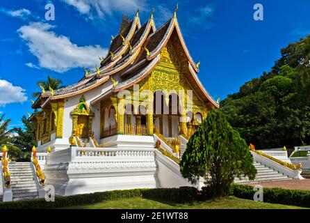 HAW Pha Bang Tempel mit gestaffelten Dach mit Naga Finials auf dem Boden des ehemaligen Königspalastes, Luang Prabang, Laos Stockfoto