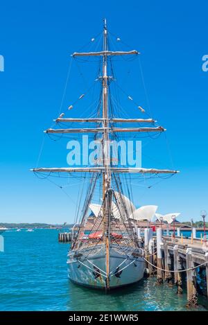 Das dänische Großschiff Soren Larsen und das dänisch gestaltete Sydney Opera House im Hintergrund am Sydney Harbour, Australien Stockfoto