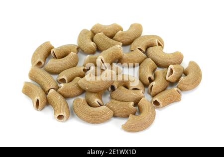 Rustikale Rigatoni Pasta isoliert auf weißem Hintergrund. Maccheroni integriert Pasta. Vollkornpasta. Nahaufnahme einer Integral Penne. Stockfoto