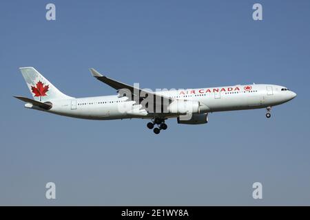 Air Canada Airbus A330-300 mit Registrierung C-GFAF auf Kurzfinale für Start- und Landebahn 01 des Brüsseler Flughafens. Stockfoto