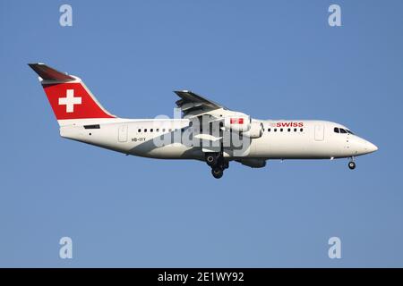 Swiss Avro RJ100 mit Registrierung HB-IYY im Kurzfinale für Start- und Landebahn 01 des Brüsseler Flughafens. Stockfoto