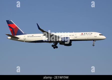 Delta Airlines Boeing 757-200 mit Registrierung N718TW im Kurzfinale für Start- und Landebahn 01 des Brüsseler Flughafens. Stockfoto