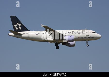 Belgian Brussels Airlines Airbus A319-100 mit Registrierung OO-SSC in Star Alliance Lackierung auf Kurzfinale für Start- und Landebahn 01 des Brüsseler Flughafens. Stockfoto