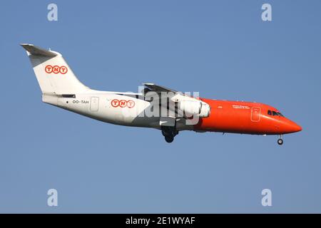 TNT Airways BAE 146-300QT mit Registrierung OO-TAH auf Kurzfinale für Start- und Landebahn 01 des Brüsseler Flughafens. Stockfoto