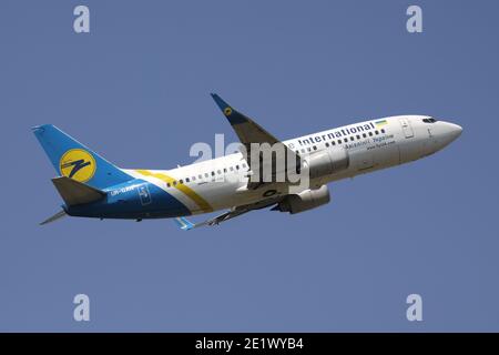 Ukraine International Airlines Boeing 737-300 mit Registrierung UR-GAN ist gerade von der Startbahn 07R des Brüsseler Flughafens abgefahren. Stockfoto