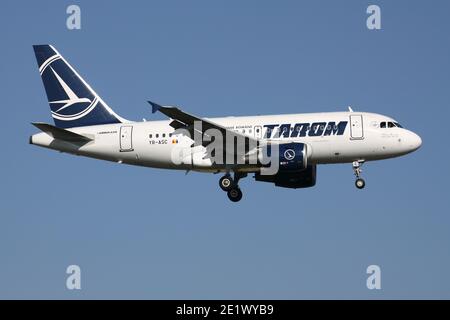 Rumänischer Tarom Airbus A318-100 mit Registrierung YR-ASC auf Kurzfinale für Start- und Landebahn 01 des Brüsseler Flughafens. Stockfoto