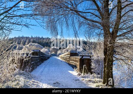 DIVIE ODER EDINKILLIE EISENBAHNVIADUKT MORAY SCHOTTLAND MIT SCHNEE BEDECKT AN EINEM KALTEN SONNIGEN WINTERMORGEN MIT BLAUEM HIMMEL Stockfoto