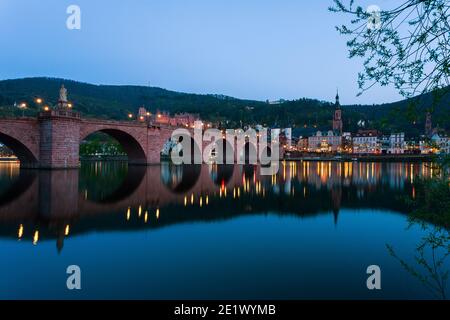 Panoramablick auf die Heidelberger Altstadt mit dem Schloss in der Abenddämmerung, Deutschland. Stockfoto