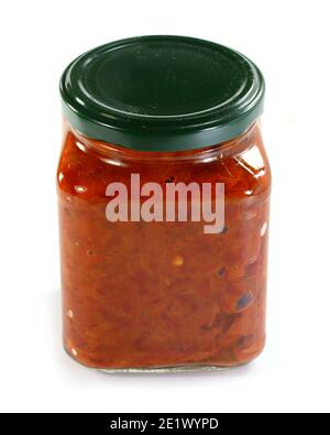 Ajvar - traditionelle mazedonische serbische Gericht aus roten Paprika, Auberginen und Knoblauch, lutenitza, beliebt auf dem Balkan. Stockfoto