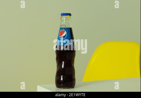 Moskau, Russland - 5. Dezember 2020: Pepsi Glasflasche mit Logo, illustrative Editorial. Stockfoto
