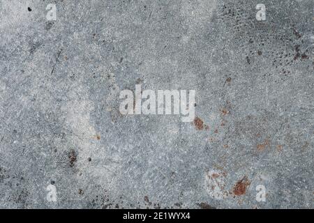 Strukturierte Betonwand mit rostigen Flecken. Stockfoto