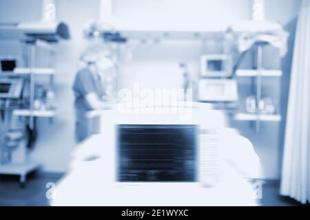 Arbeiter auf der Intensivstation, unfokussierter Hintergrund. Stockfoto