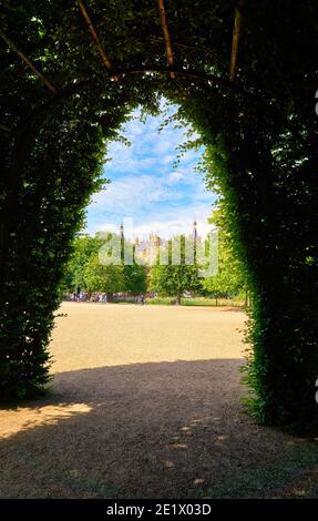 Blick durch die grüne Pergola des Schweriner Schlosses. Stockfoto