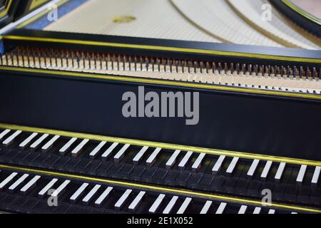 Cembalo-Keyboard (selektiver Fokus), Detail auf einer Cembalo-Keyboard. Barockes Musikinstrument. Stockfoto