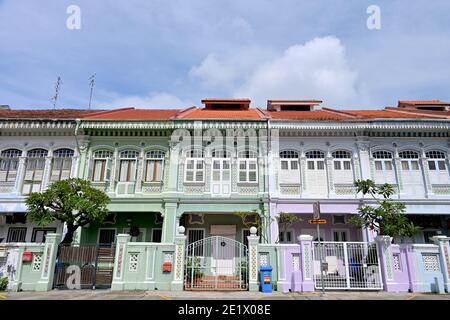 Reihe von verzierten Peranakan-Terrassen Häuser entlang Koon Seng Road, in der Joo Chiat Enklave, Singapur Stockfoto