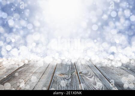 Leerer rustikaler Holztisch mit verschwommenem Licht auf blauem Hintergrund. Kann verwendet werden, um Ihre Produkte zu montieren oder zu präsentieren Stockfoto