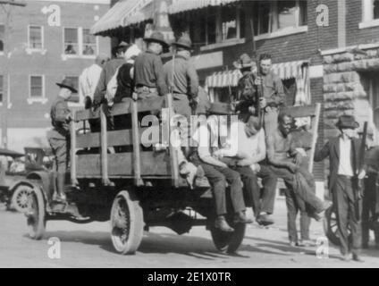 LKW auf der Straße in der Nähe des Litan Hotels mit Nationalgarde und Afro-Amerikanern während der Wettkämpfe, Tulsa, Oklahoma, USA, Alvin C. Krupnick Juni 1921 Stockfoto