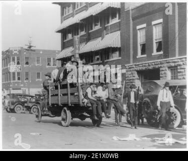 Vintage-Foto der Nationalgarde und verwundeten Bürger während der Unruhen in Tulsa 1921. Lastwagen auf der Straße in der Nähe des Litan Hotels. Stockfoto