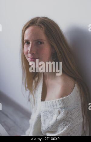 Portrait eines blonden Mädchens mit Sommersprossen ohne Make-up Stockfoto