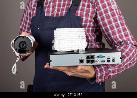 Nahaufnahme der Hände von Elektrikern mit Überwachungskamera Stockfoto
