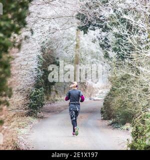 Kidderminster, Großbritannien. 10. Januar 2021. Britisches Wetter: Ein sehr harter Frost begrüßt heute einen Läufer am frühen Morgen, der die erlaubte, wichtige Übung macht, nach einer weiteren bitterkalten Winternacht am ersten Wochenende von Lockdown Three in England. Kredit: Lee Hudson/Alamy Live Nachrichten Stockfoto