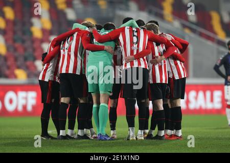 London, Großbritannien. Januar 2021. Das Brentford-Team hat sich am 9. Januar 2021 beim Spiel der 3. Runde des FA Cup zwischen Brentford und Middlesbrough im Brentford Community Stadium, London, England, zusammengefunden. Foto von Ken Sparks. Nur redaktionelle Verwendung, Lizenz für kommerzielle Nutzung erforderlich. Keine Verwendung bei Wetten, Spielen oder Veröffentlichungen einzelner Vereine/Vereine/Spieler. Kredit: UK Sports Pics Ltd/Alamy Live Nachrichten Stockfoto